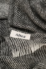 Altea Schal schwarz/creme gemustert aus Wolle, Seide, Cashmere, diagonales Streifenmuster, schmaler Fransensaum, leichte Qualität, Maße 203x72 cm, Nahaufnahme.