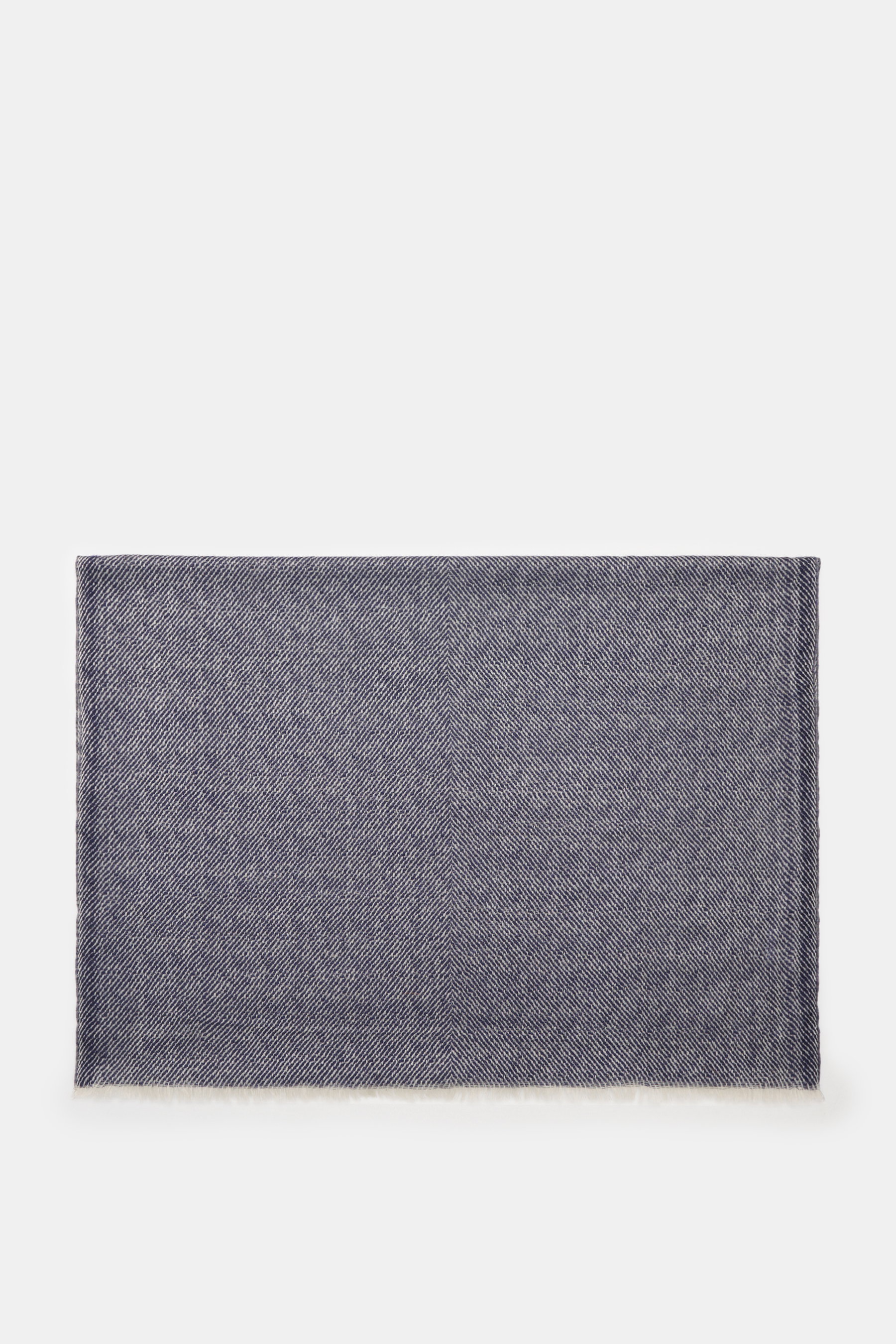 Altea Schal navy/creme gemustert, liegend von oben fotografiert, Mix aus Wolle, Seide, Cashmere, diagonales Streifenmuster, schmaler Fransensaum, Maße ca. 203x72 cm, geschmeidiger Griff, leichte Qualität.