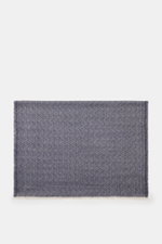 Altea Schal navy/creme gemustert, liegend von oben fotografiert, Mix aus Wolle, Seide, Cashmere, diagonales Streifenmuster, schmaler Fransensaum, Maße ca. 203x72 cm, geschmeidiger Griff, leichte Qualität.