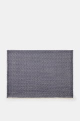 Altea Schal navy/creme gemustert, liegend von oben fotografiert, Mix aus Wolle, Seide, Cashmere, diagonales Streifenmuster, schmaler Fransensaum, Maße ca. 203x72 cm, geschmeidiger Griff, leichte Qualität.