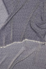 Altea Schal navy/creme gemustert, diagonales Streifen-Webmuster, schmaler Fransensaum, Mix aus Wolle, Seide, Cashmere, leichte Qualität, ca. 203x72 cm, Detailfoto von oben, geschmeidiger Griff.