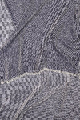 Altea Schal navy/creme gemustert, diagonales Streifen-Webmuster, schmaler Fransensaum, Mix aus Wolle, Seide, Cashmere, leichte Qualität, ca. 203x72 cm, Detailfoto von oben, geschmeidiger Griff.