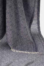 Altea Schal navy/creme gemustert von schräg oben fotografiert, Mix aus Wolle, Seide, Cashmere, diagonales Streifen-Webmuster, schmaler Fransensaum, Maße ca. 203x72 cm, geschmeidiger Griff, leichte Qualität.