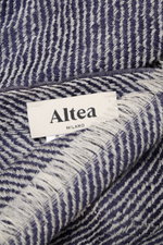 Nahaufnahme des Altea Schal navy/creme gemustert, diagonal gestreift mit schmalem Fransensaum, aus Wolle, Seide und Cashmere, geschmeidig, leichte Qualität, Maße ca. 203x72 cm, von oben fotografiert.
