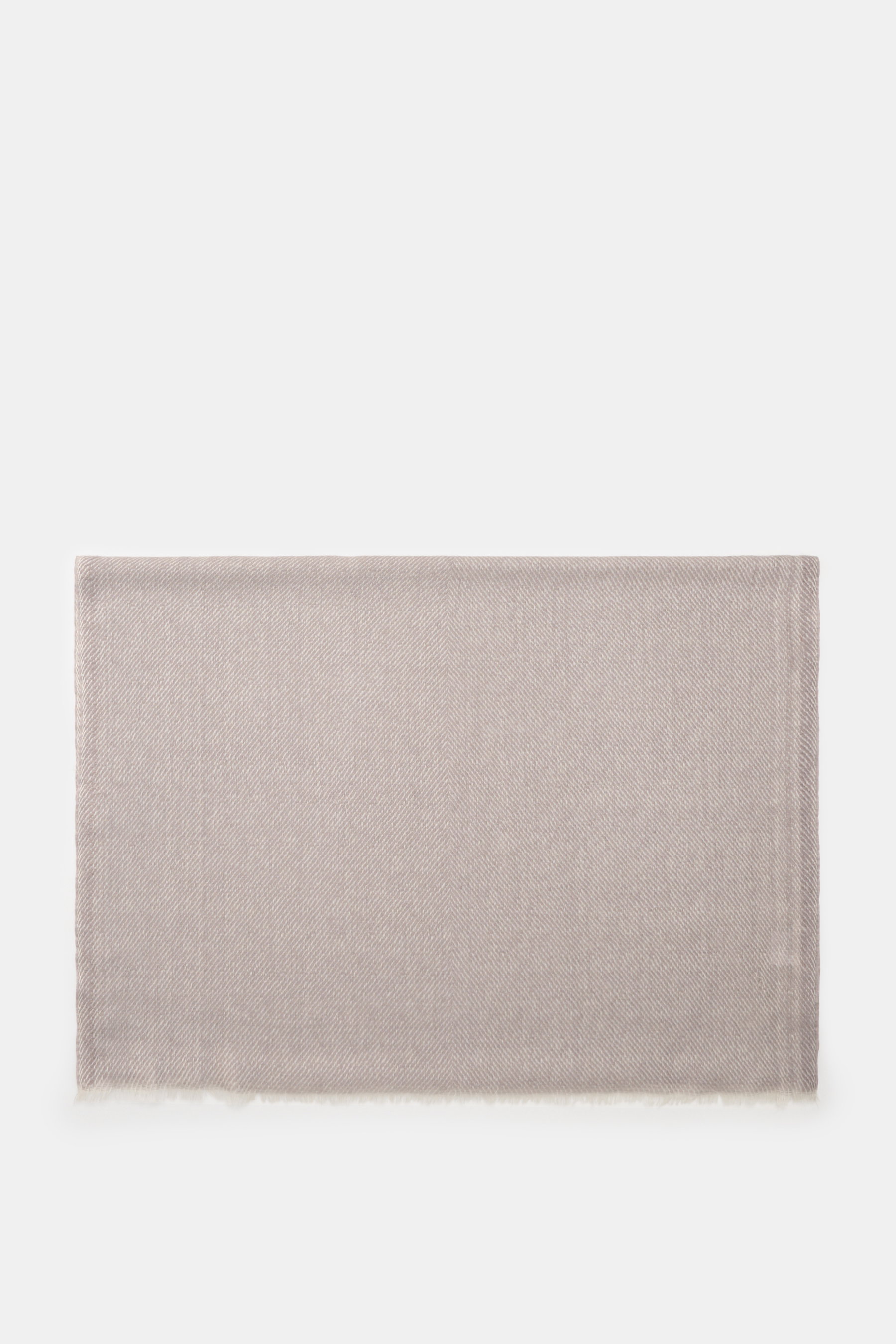Altea Schal taupe/creme gemustert, liegend von oben fotografiert, diagonales Streifen-Webmuster, Mix aus Wolle, Seide und Cashmere, geschmeidiger Griff, leichte Qualität, schmaler Fransensaum, Maße ca. 203x72 cm.