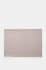 Altea Schal taupe/creme gemustert, liegend von oben fotografiert, diagonales Streifen-Webmuster, Mix aus Wolle, Seide und Cashmere, geschmeidiger Griff, leichte Qualität, schmaler Fransensaum, Maße ca. 203x72 cm.
