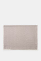 Altea Schal taupe/creme gemustert, liegend von oben fotografiert, diagonales Streifen-Webmuster, Mix aus Wolle, Seide und Cashmere, geschmeidiger Griff, leichte Qualität, schmaler Fransensaum, Maße ca. 203x72 cm.