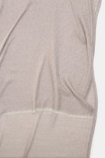 Altea Schal taupe/creme gemustert, schräg diagonal gestreift, schmaler Fransensaum, Mix aus Wolle, Seide, Cashmere, leichte Qualität, geschmeidig, ca. 203x72 cm, Detailaufnahme frontal.