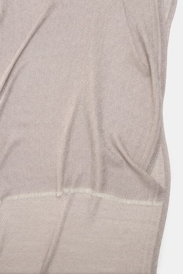 Altea Schal taupe/creme gemustert, schräg diagonal gestreift, schmaler Fransensaum, Mix aus Wolle, Seide, Cashmere, leichte Qualität, geschmeidig, ca. 203x72 cm, Detailaufnahme frontal.