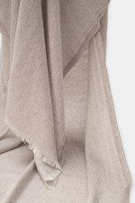 Altea Schal taupe/creme gemustert, diagonales Streifen-Webmuster, schmaler Fransensaum, Mix aus Wolle, Seide, Cashmere, leichte Qualität, geschmeidiger Griff, Maße ca. 203x72 cm, Nahaufnahme von oben.
