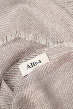 Altea Schal taupe/creme gemustert aus Wolle, Seide, Cashmere, diagonales Streifen-Webmuster, schmaler Fransensaum, Detailaufnahme von oben, Maße ca. 203x72 cm, geschmeidiger Griff, leichte Qualität.