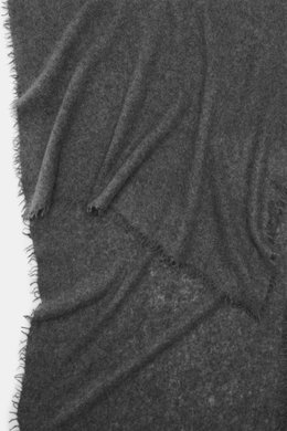 Altea Cashmere Schal dunkelgrau meliert, von oben fotografiert, mit umlaufender Fransenkante, Strick aus reinem Cashmere, sehr weicher Griff, feine, leichte Qualität, Maße ca. 180 x 70 cm.