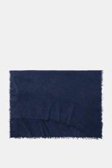 Altea Cashmere Schal dunkelblau, liegend von oben fotografiert, Strick aus reinem Cashmere, sehr weich, leicht, Fransen, ca. 180x70 cm.
