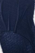 Nahaufnahme des Altea Cashmere Schals dunkelblau von oben fotografiert, Strick aus reinem Cashmere, sehr weicher Griff, feine, leichte Qualität, umlaufende Fransenkante, Maße ca. 180x70 cm.