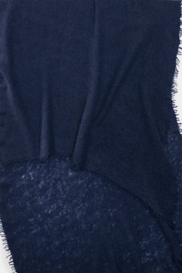 Nahaufnahme des Altea Cashmere Schals dunkelblau von oben fotografiert, Strick aus reinem Cashmere, sehr weicher Griff, feine, leichte Qualität, umlaufende Fransenkante, Maße ca. 180x70 cm.