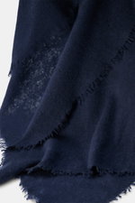 Altea Cashmere Schal dunkelblau aus reinem Cashmere, sehr weich, feine leichte Qualität, umlaufende Fransenkante, ca. 180x70 cm, Detailaufnahme.