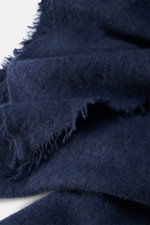 Altea Cashmere Schal dunkelblau in Nahaufnahme von schräg oben, Strick aus reinem Cashmere, sehr weicher Griff, leichte Qualität, umlaufende Fransenkante, ca. 180x70 cm