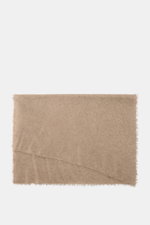Altea Cashmere Schal beige meliert, flach liegend von oben fotografiert, Strick aus reinem Cashmere, sehr weicher Griff, feine, leichte Qualität, umlaufende Fransenkante, Maße ca. 180 x 70 cm.