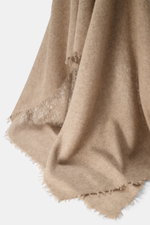 Nahaufnahme von fallendem Altea Cashmere Schal beige meliert, Strick aus reinem Cashmere, sehr weicher Griff, feine, leichte Qualität, umlaufende Fransenkante, Maße ca. 180 x 70 cm.