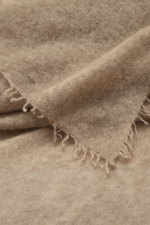Altea Cashmere Schal beige meliert in Nahaufnahme von oben, Strick aus reinem Cashmere, sehr weich, feine, leichte Qualität, fransige Kante, ca. 180x70 cm.