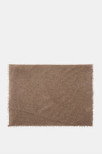 Altea Cashmere Schal graubraun meliert, flach liegend von oben fotografiert, Strick aus reinem Cashmere, sehr weich, leicht, mit Fransenkante, 180x70 cm.
