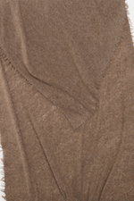 Detailaufnahme des Altea Cashmere Schal graubraun meliert von oben, Strick aus reinem Cashmere, sehr weicher Griff, feine, leichte Qualität, umlaufende Fransenkante, Maße ca. 180x70 cm.