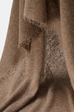 Altea Cashmere Schal graubraun meliert, nah fotografiert von schräg vorne, feine, leichte Qualität, Strick aus reinem Cashmere, sehr weicher Griff, umlaufende Fransenkante, Maße ca. 180x70 cm.