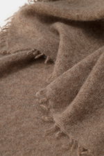 Altea Cashmere Schal graubraun meliert, Nahaufnahme aus schräger Perspektive, Strick aus reinem Cashmere, sehr weicher Griff, feine, leichte Qualität, umlaufende Fransenkante, Maße ca. 180 x 70 cm.