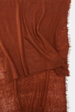 Altea Cashmere Schal rostbraun, liegend fotografiert, Strick aus reinem Cashmere, sehr weich, leicht, Fransen umlaufend, ca. 180x70 cm.