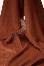 Altea Cashmere Schal rostbraun, Nahaufnahme von oben, Strick aus reinem Cashmere, sehr weicher Griff, leichte Qualität, Fransenkante, ca. 180x70 cm
