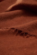 Nahaufnahme des Altea Cashmere Schal rostbraun aus reinem Cashmere, sehr weich, feine leichte Qualität, umlaufende Fransenkante, Maße ca. 180x70 cm, Detailansicht der Oberfläche.