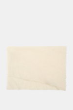 Altea Cashmere Schal creme, frontal flachliegend fotografiert, Strick aus reinem Cashmere, sehr weicher Griff, feine, leichte Qualität, umlaufende Fransenkante, Maße ca. 180x70 cm.