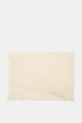 Altea Cashmere Schal creme, frontal flachliegend fotografiert, Strick aus reinem Cashmere, sehr weicher Griff, feine, leichte Qualität, umlaufende Fransenkante, Maße ca. 180x70 cm.