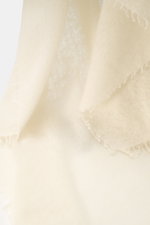 Altea Cashmere Schal creme aus reinem Cashmere, sehr weich, fein, leicht, mit umlaufender Fransenkante, ca. 180x70 cm, Nahaufnahme.