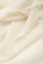 Altea Cashmere Schal creme aus reinem Cashmere, sehr weich, feine leichte Qualität, Fransenkante, Nahaufnahme von oben, Maße ca. 180x70 cm.