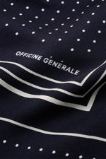 Officine Générale Tuch navy/offwhite gemustert, Nahaufnahme aus schräger Perspektive, reine Wolle, weicher Griff, Streifen- und Punktemuster, Maße ca. 85x85 cm.