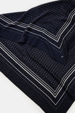 Officine Générale Tuch navy/offwhite gemustert aus reiner Wolle mit weichem Griff, Streifen- und Punktemuster, ca. 85x85 cm, schräg fotografiert.