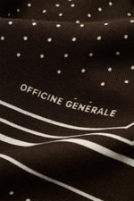 Officine Générale Tuch dunkelbraun/offwhite gemustert, aus reiner Wolle mit weichem Griff, Streifen- und Punktemuster, ca. 85x85 cm, Nahaufnahme.