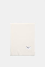 FTC Cashmere scarf off white photographed from above, showing rib knit pattern and woven logo label, pure fair trade cashmere.

Description: 
<p>An elegant, sustainably produced accessory for cold days: This scarf with rib knit pattern by FTC is made of l