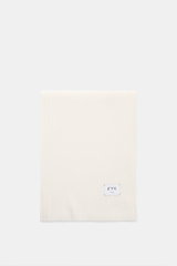 FTC Cashmere scarf off white photographed from above, showing rib knit pattern and woven logo label, pure fair trade cashmere.

Description: 
<p>An elegant, sustainably produced accessory for cold days: This scarf with rib knit pattern by FTC is made of l