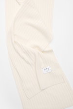 Close-up top view of the FTC Cashmere scarf off white with wide rib knit pattern and woven logo label, made of pure cashmere.

<p>An elegant, sustainably produced accessory for cold days: This scarf with rib knit pattern by FTC is made of luxurious, pure 