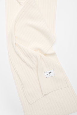 Close-up top view of the FTC Cashmere scarf off white with wide rib knit pattern and woven logo label, made of pure cashmere.

<p>An elegant, sustainably produced accessory for cold days: This scarf with rib knit pattern by FTC is made of luxurious, pure 