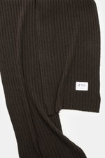 Alt tag (125 characters):
Close-up of FTC Cashmere scarf dark brown in wide rib knit, showing fine knit texture and woven logo label from above.

Detailed description:
<p>An elegant, sustainably produced accessory for cold days: This scarf with rib knit p