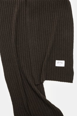 Alt tag (125 characters):
Close-up of FTC Cashmere scarf dark brown in wide rib knit, showing fine knit texture and woven logo label from above.

Detailed description:
<p>An elegant, sustainably produced accessory for cold days: This scarf with rib knit p