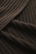 Alt tag (124 characters): Close-up front angle of FTC Cashmere scarf dark brown showing rib knit texture and soft, fine cashmere fabric folds.

Description: <p>An elegant, sustainably produced accessory for cold days: This scarf with rib knit pattern by F