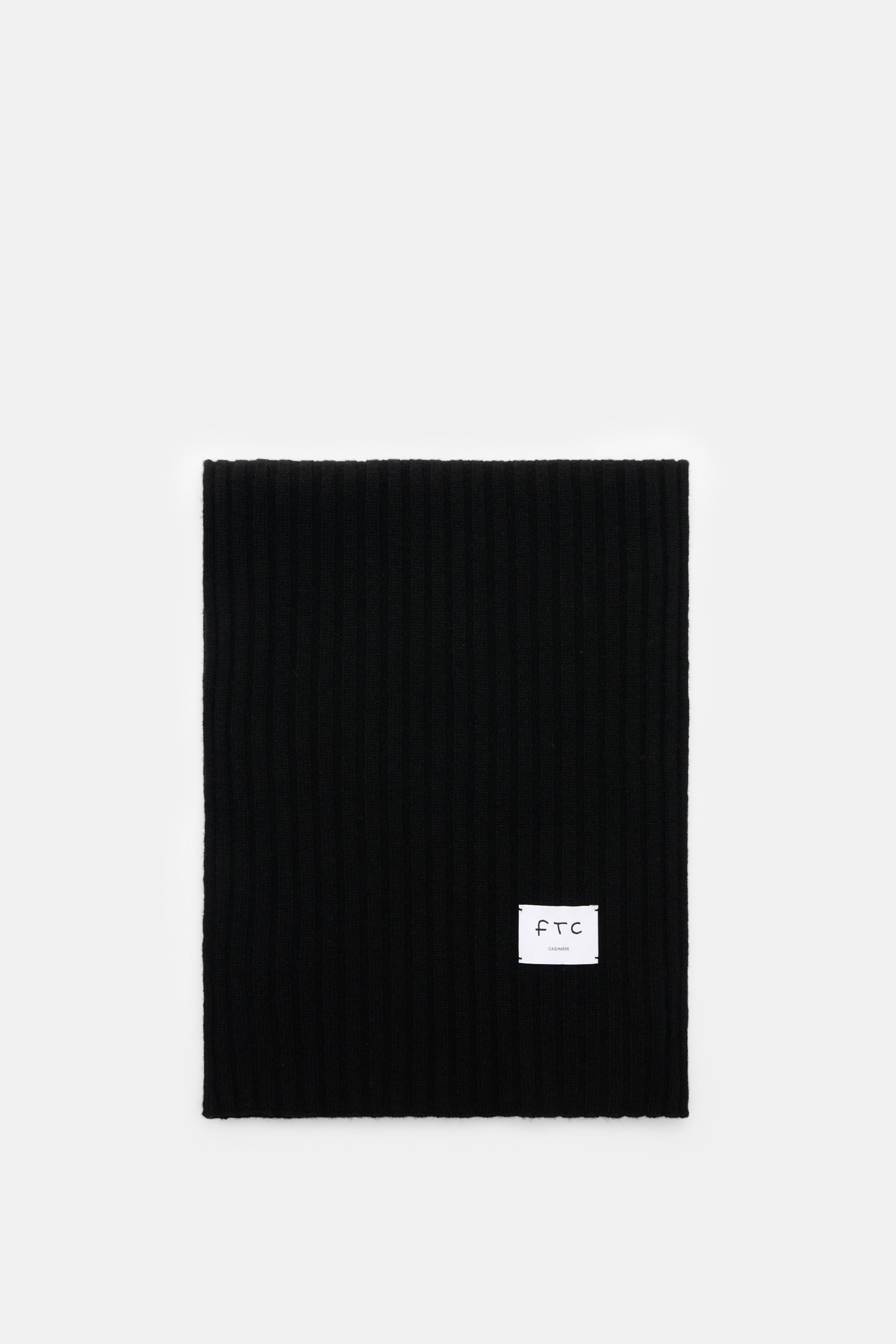 FTC Cashmere Schal schwarz, frontal fotografiert, mit breitem Rippstrickmuster, weichem Griff, Fair Trade Cashmere und großem Weblabel mit Logo.
