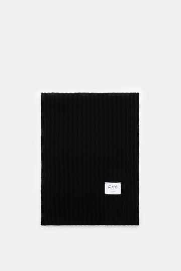 FTC Cashmere Schal schwarz, frontal fotografiert, mit breitem Rippstrickmuster, weichem Griff, Fair Trade Cashmere und großem Weblabel mit Logo.
