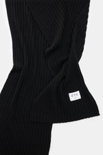 Close-up top-down view of the FTC Cashmere scarf black, showing its wide rib knit pattern and large woven logo label.

Description:  
<p>An elegant, sustainably produced accessory for cold days: This scarf with rib knit pattern by FTC is made of luxurious