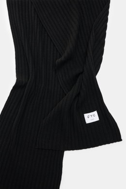 Close-up top-down view of the FTC Cashmere scarf black, showing its wide rib knit pattern and large woven logo label.

Description:  
<p>An elegant, sustainably produced accessory for cold days: This scarf with rib knit pattern by FTC is made of luxurious