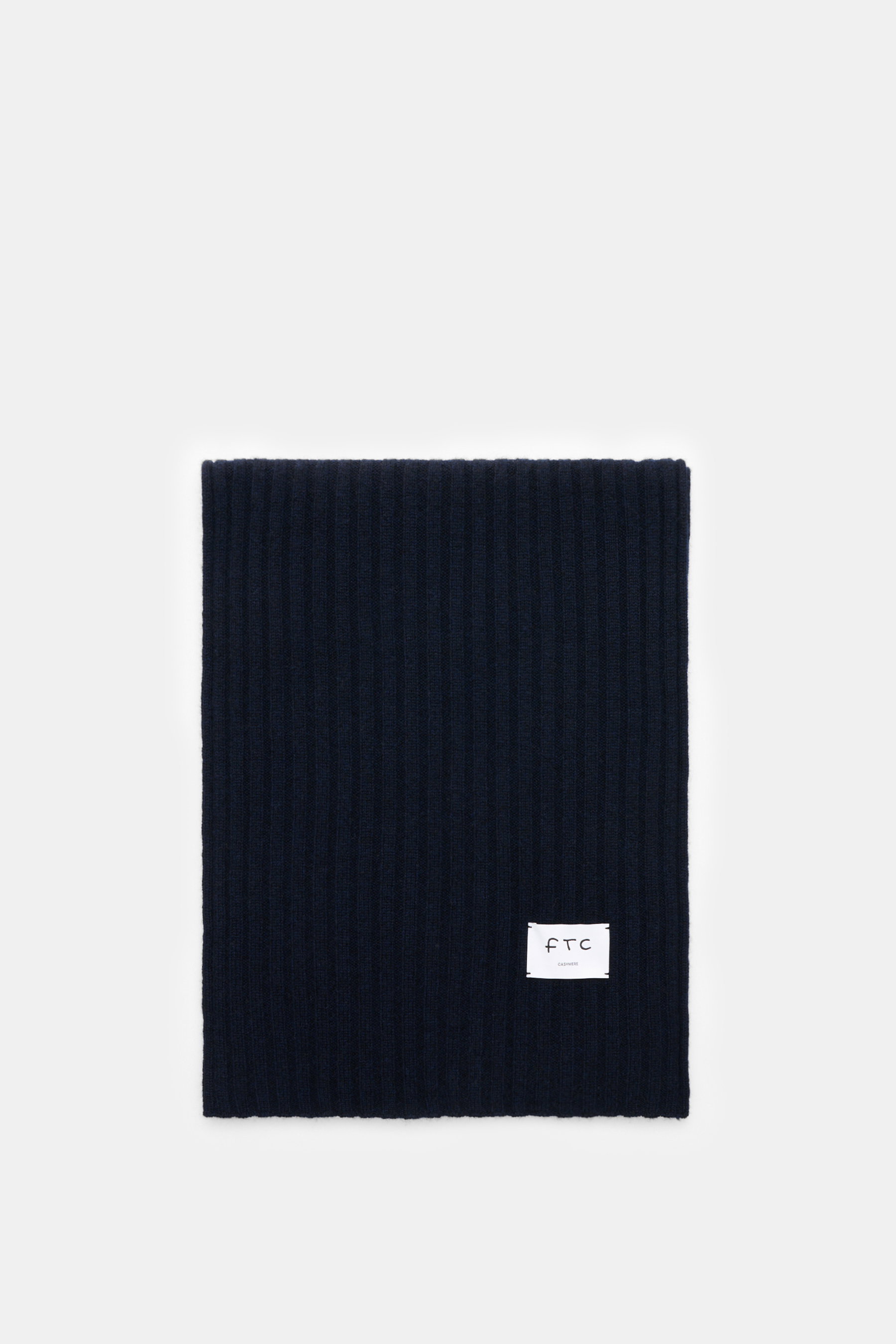 FTC Cashmere Schal navy, frontale Aufnahme, breites Rippstrickmuster, reiner Cashmere, weicher Griff, weißes Logo-Weblabel unten rechts, Maße ca. 185x36 cm.